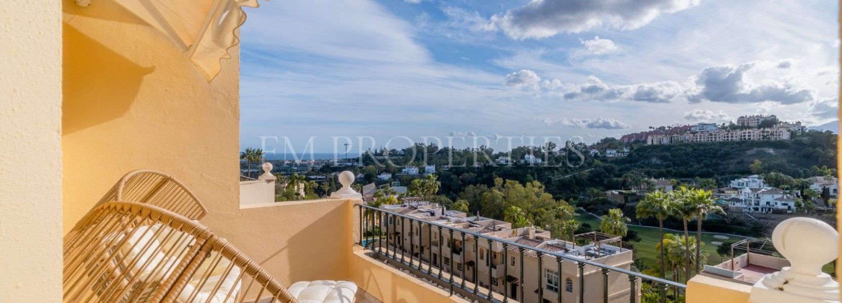Zweistöckiges Penthouse  in La Quinta Hills, Benahavis
