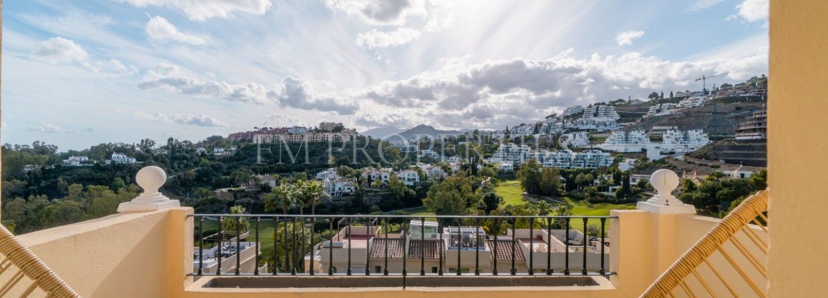 Zweistöckiges Penthouse  in La Quinta Hills, Benahavis