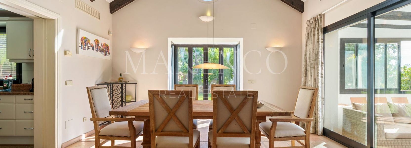 Villa  in Puerto del Almendro, Benahavis