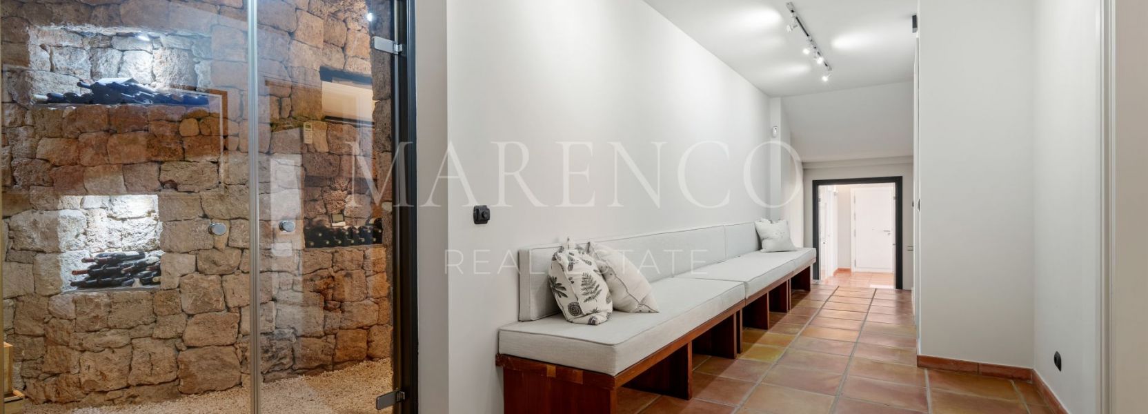 Villa  in Puerto del Almendro, Benahavis