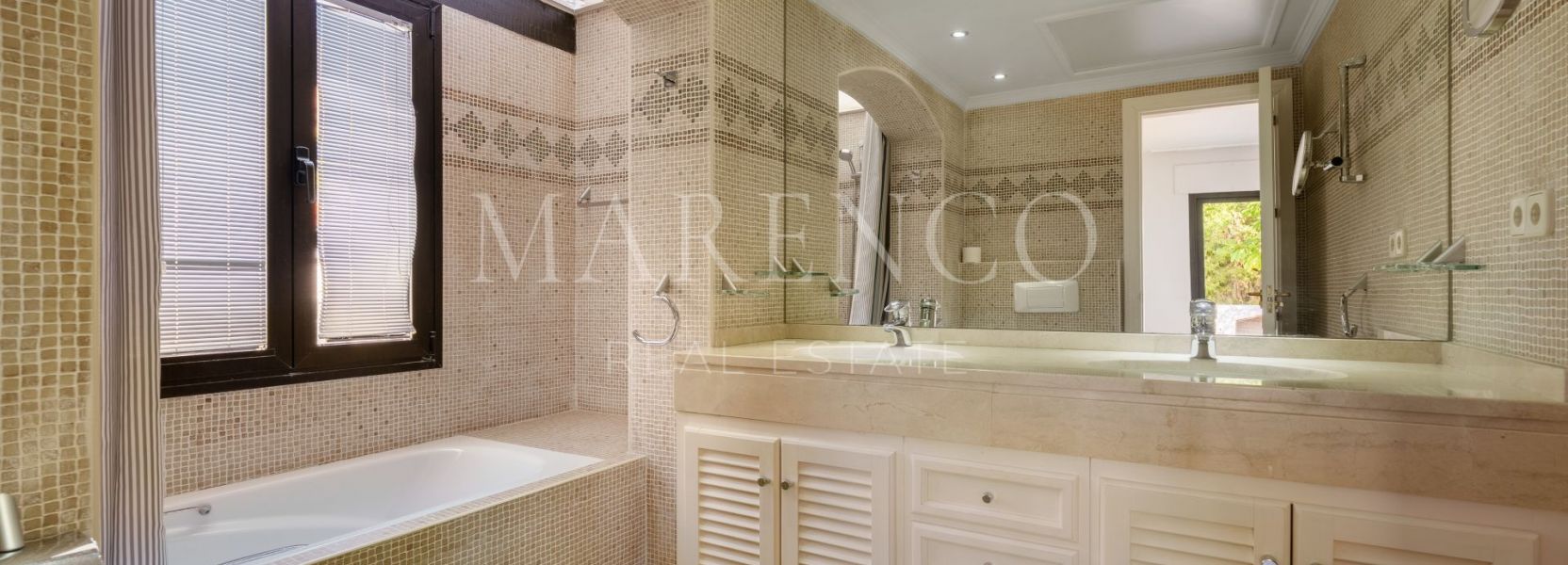 Villa  in Puerto del Almendro, Benahavis