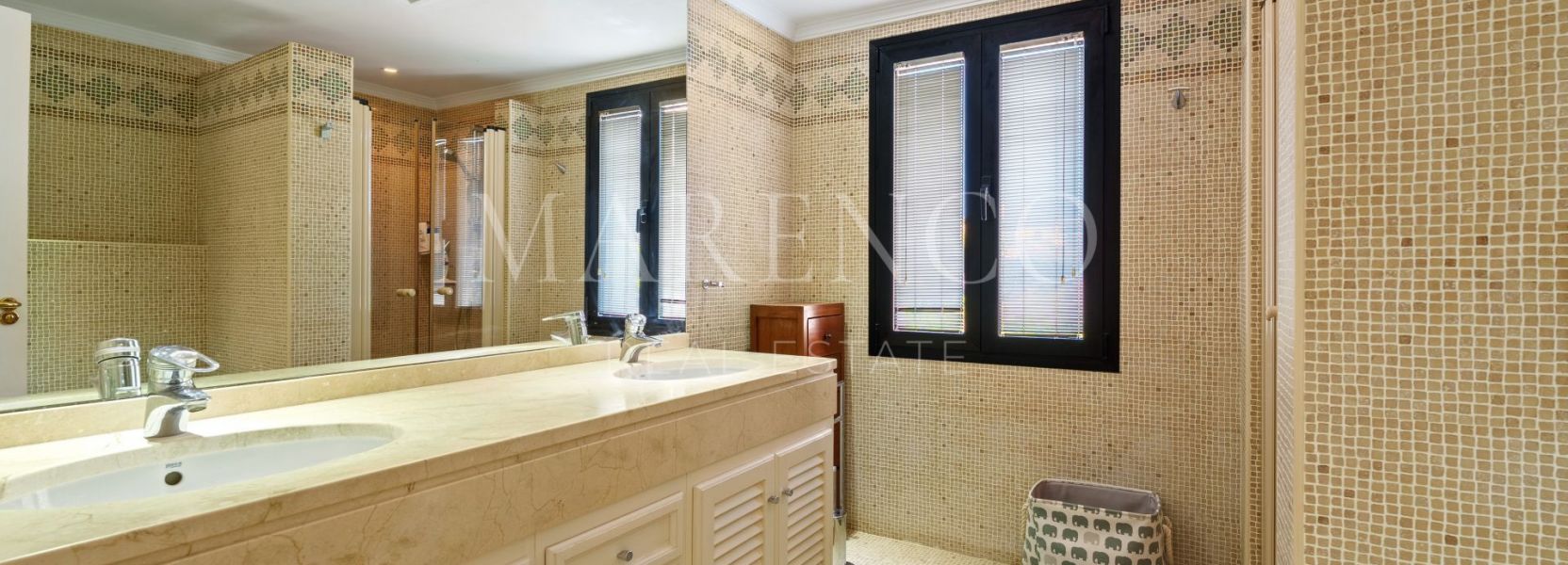 Villa  in Puerto del Almendro, Benahavis