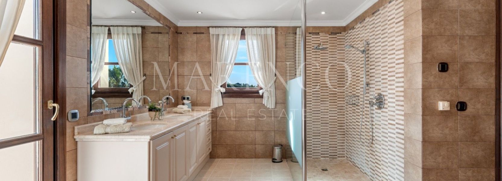 Villa in El Velerin, Estepona Ost, Estepona