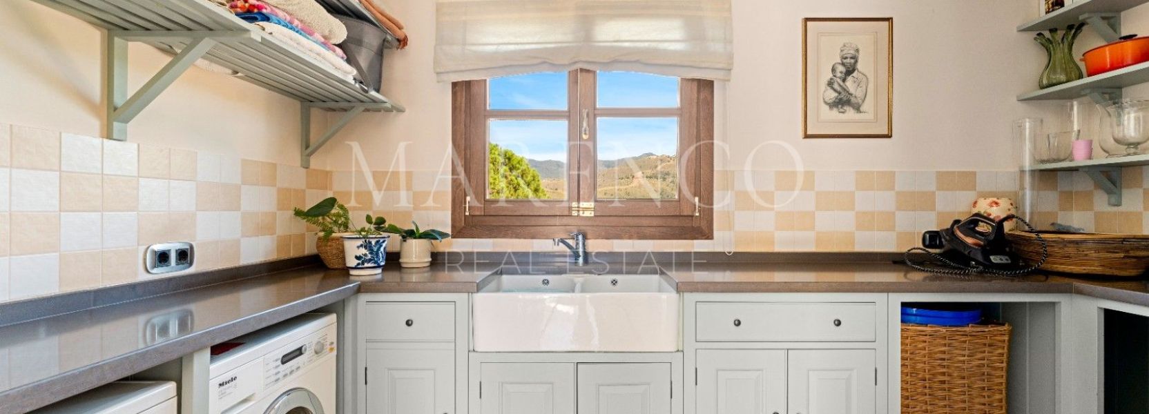 Villa in El Velerin, Estepona Ost, Estepona