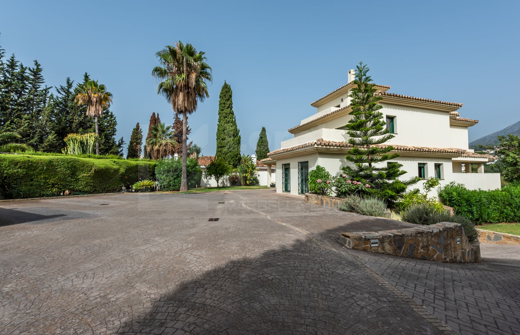 Magnífica villa de 6 dormitorios muy cerca del centro de Marbella 