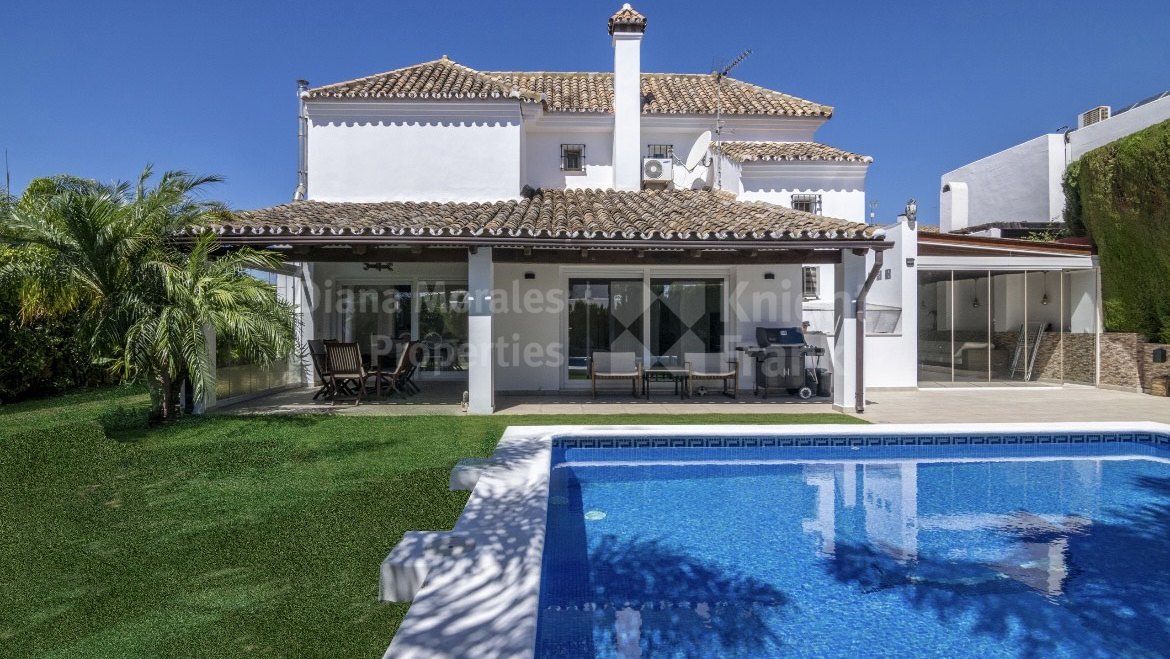 Altos del Rodeo, Traditional style villa for rent in Nueva Andalucía