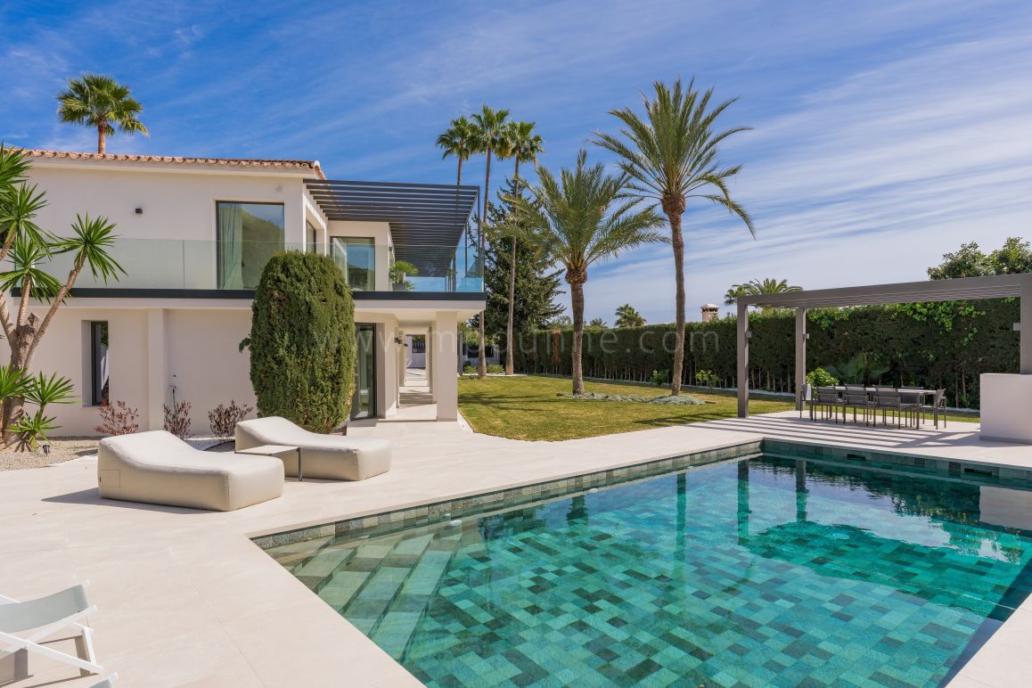 Moderne Villa mit Panoramablick auf Meer und Berge an Marbellas Golden Mile