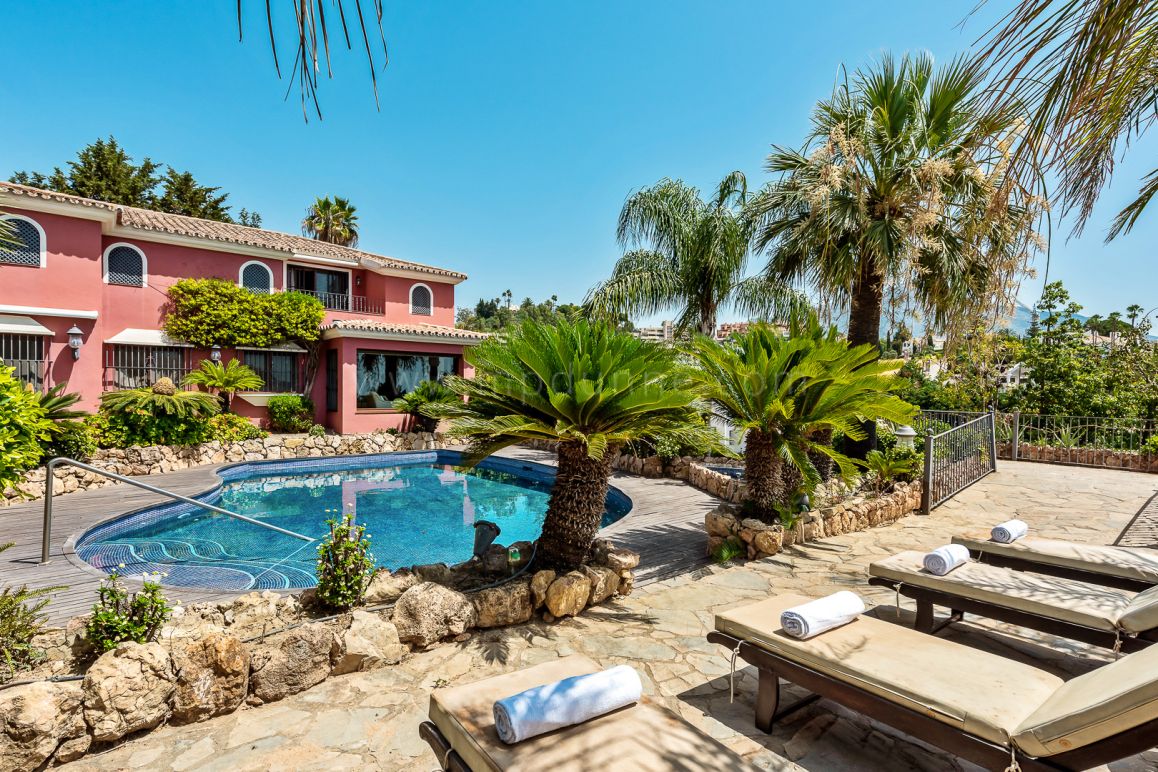 Haus im andalusischen Stil im Herzen von Nueva Andalucía