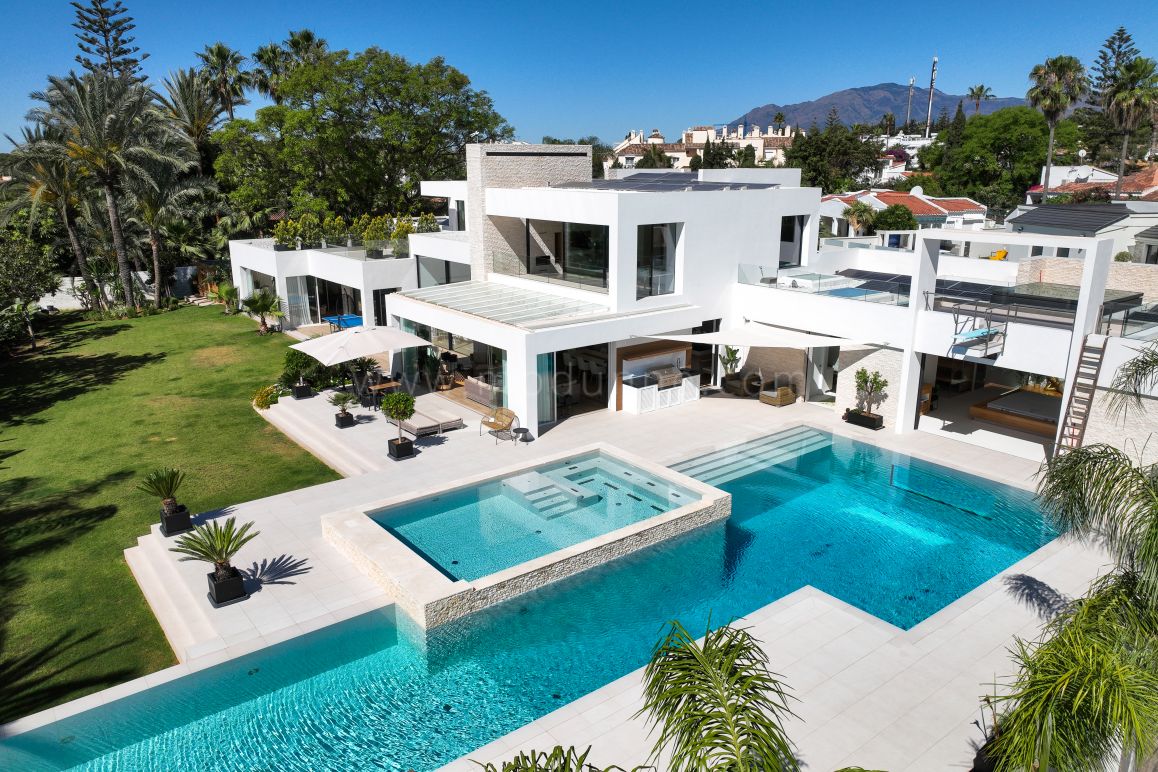 Luxury Villa for Sale in El Paraiso, Estepona East