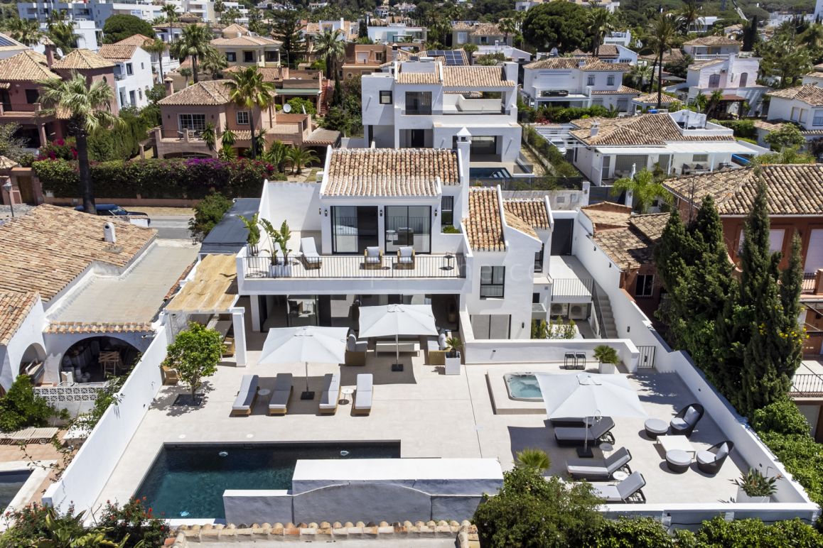 Luxury Renovated Villa in Marbella with Beachfront Access and Modern Amenities