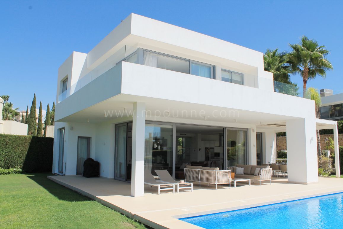 Moderne Villa mit Meer- und Bergblick in Benahavis