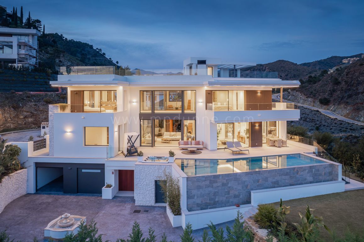 Luxury Villa with Sea Views in La Quinta Gated Community