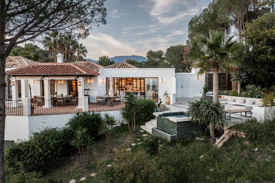 Elegante villa de una sola planta en El Madroñal, con vistas panorámicas al mar