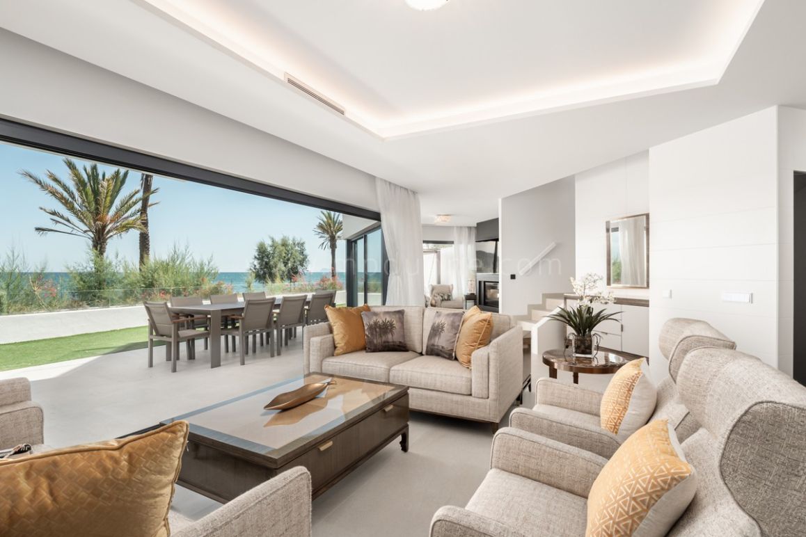 Casa Adosada en Primera Línea de Playa en Comunidad Cerrada, Estepona