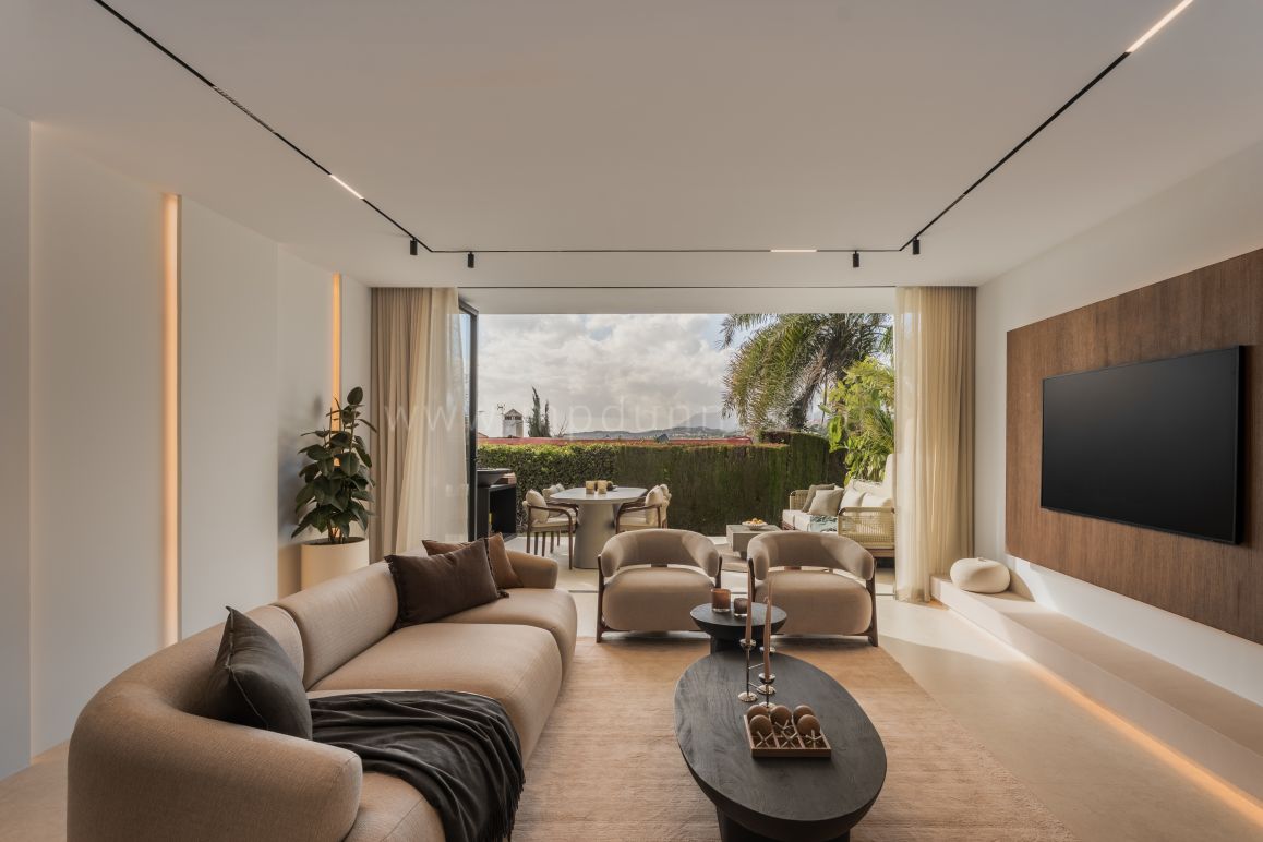 Elegante casa adosada de tres dormitorios con terraza en la azotea en Aloha, Marbella