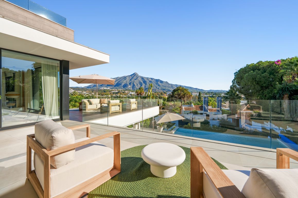 Moderne Villa mit Panoramablick auf La Concha in Nueva Andalucía