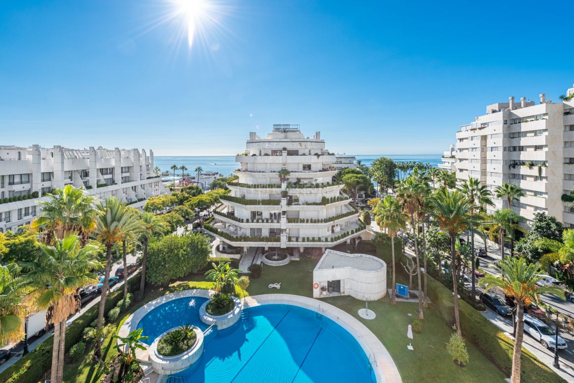 Apartamento en esquina con terraza en Cipreses del Mar, Marbella Centro