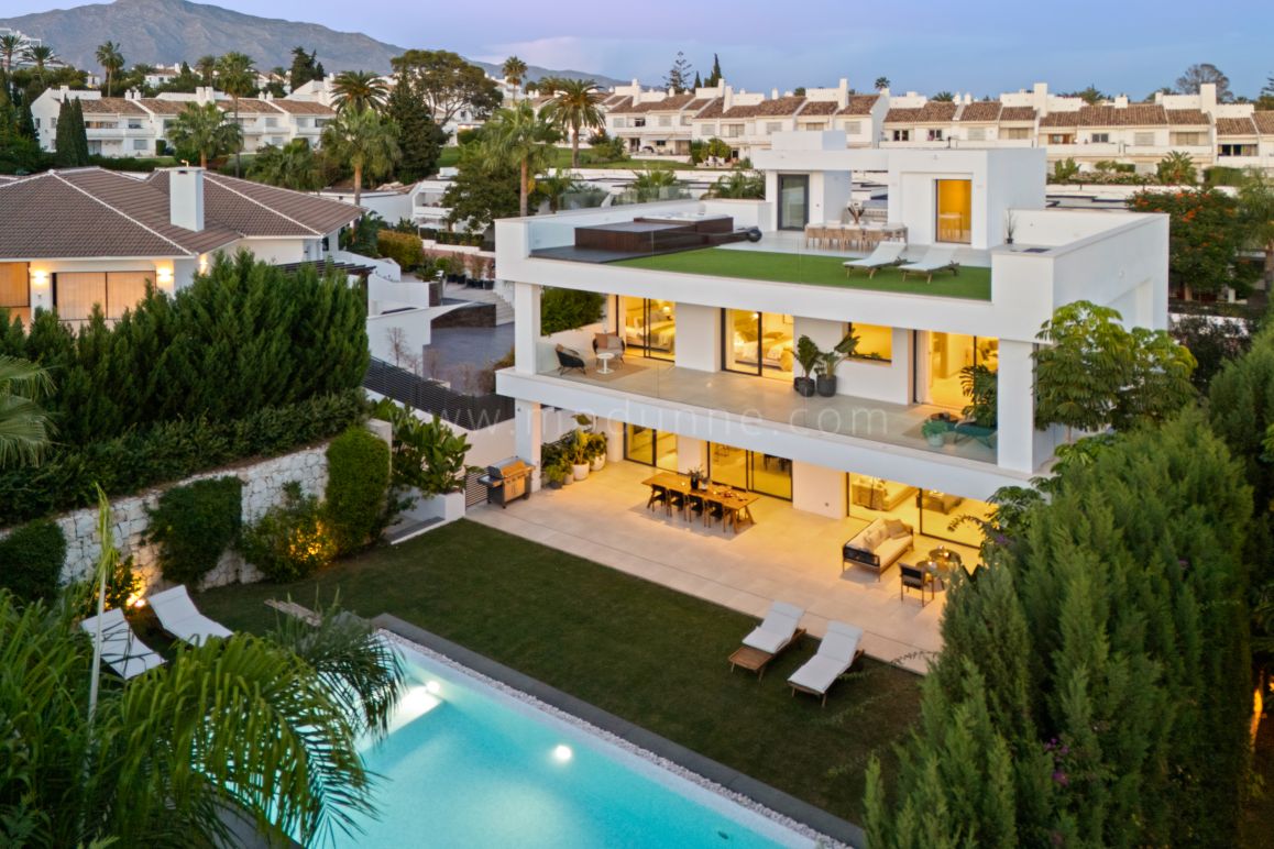 Villa moderna de cinco dormitorios en Nueva Andalucía, Marbella
