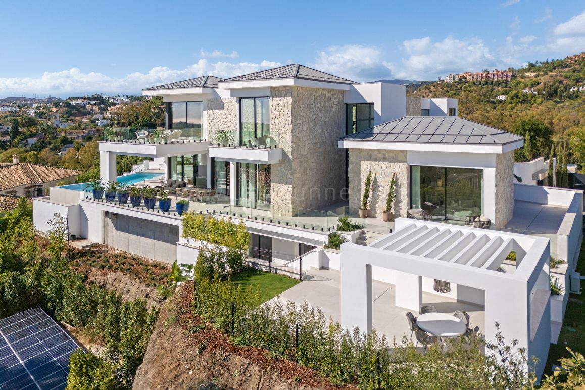 Modern Luxury Villa with Panoramic Golf and Sea Views in La Quinta, Benahavís.