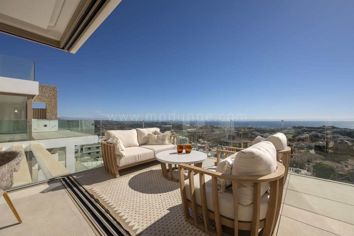 Ático Moderno con Vistas Panorámicas al Mar y Piscina Privada en La Cala de Mijas