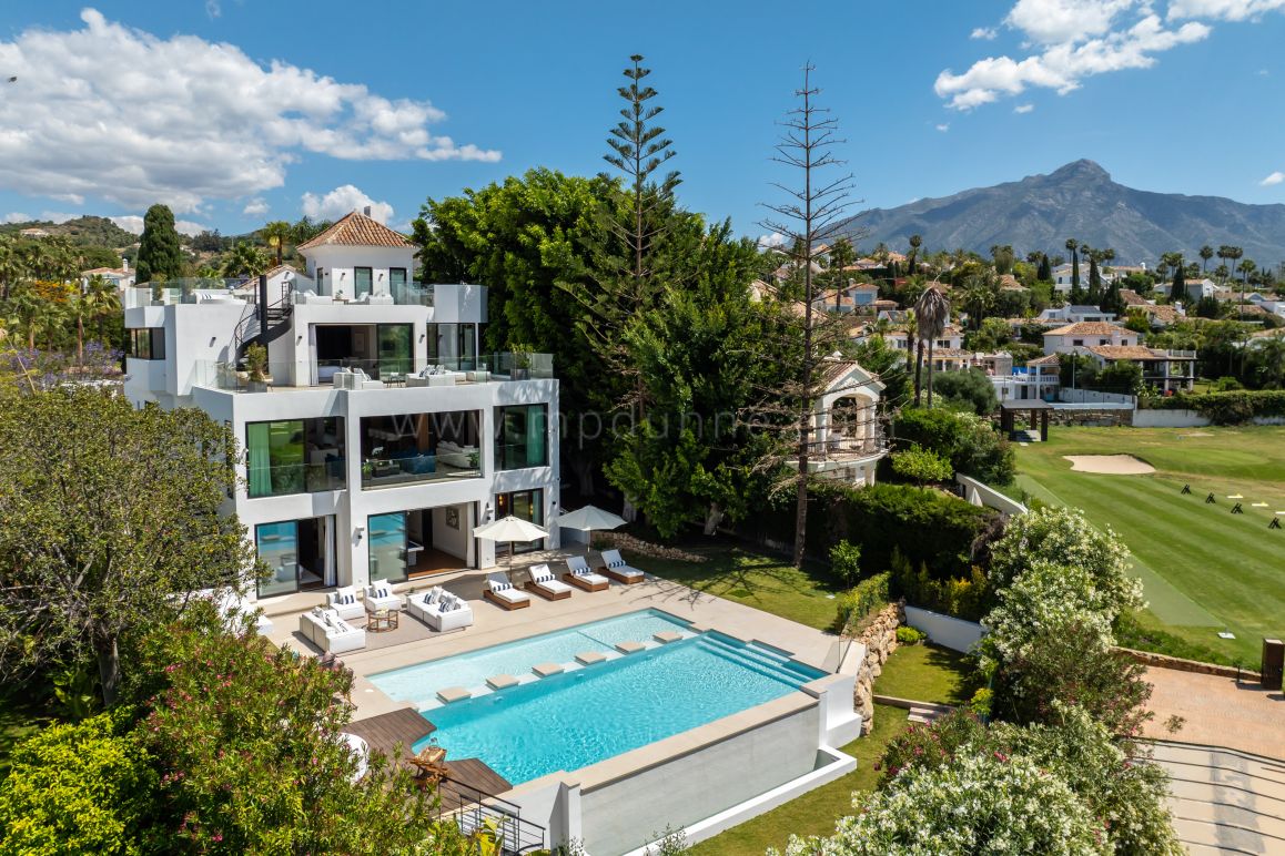 Villa moderna con vistas al golf en Los Naranjos