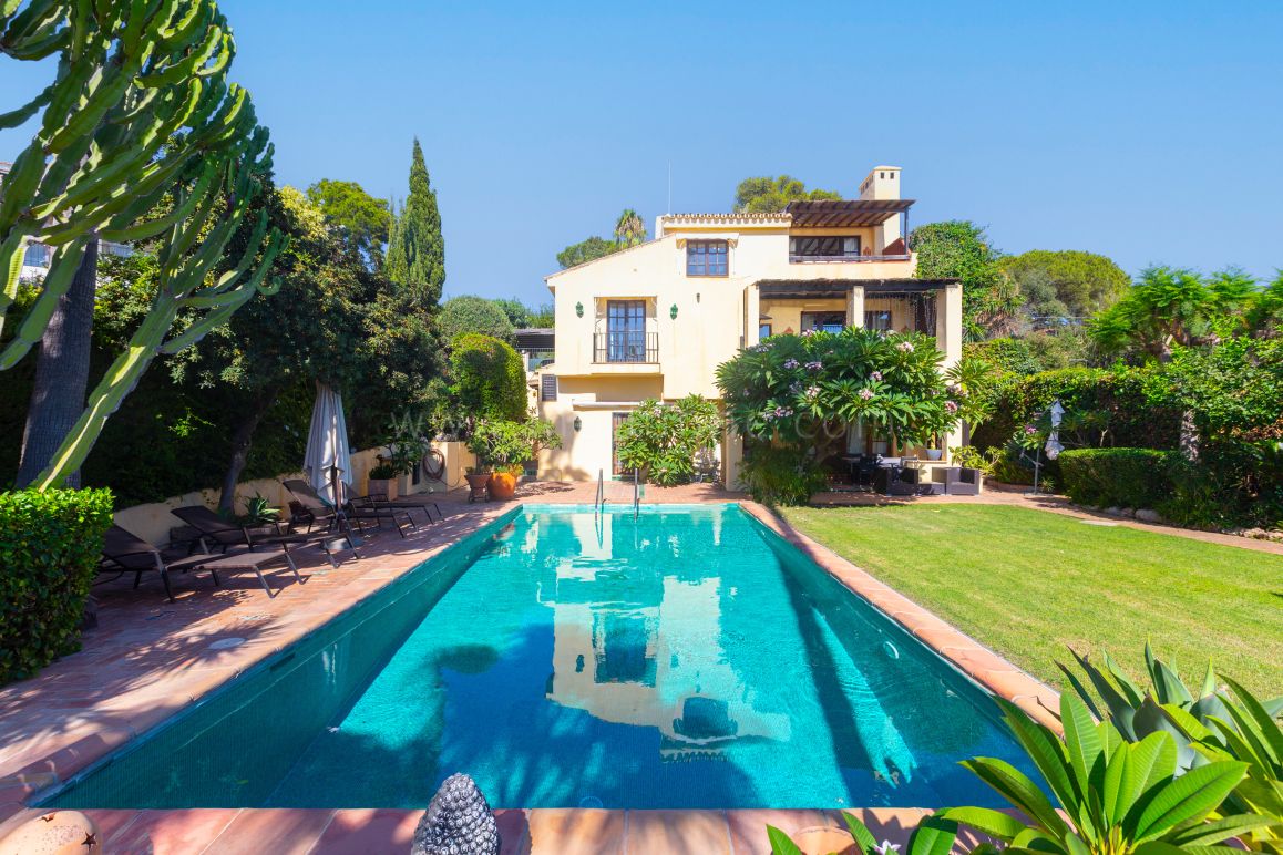 Villa im rustikalen Stil mit Meerblick in Elviria zu verkaufen