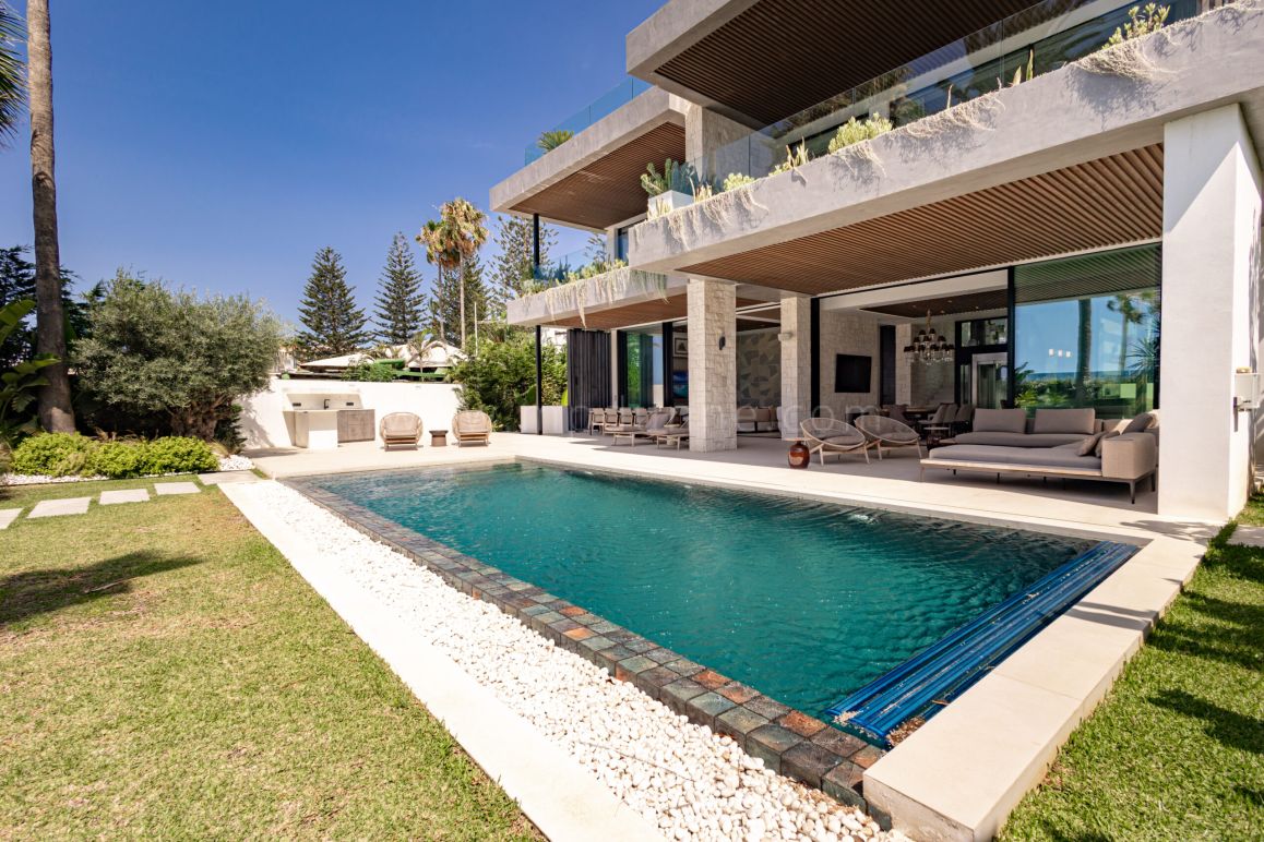 Beachfront Living Villa in Cortijo Blanco, Marbella