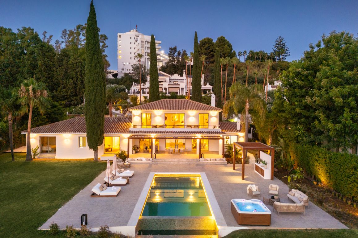 Villa de 5 Dormitorios, El Paraíso Medio, Estepona