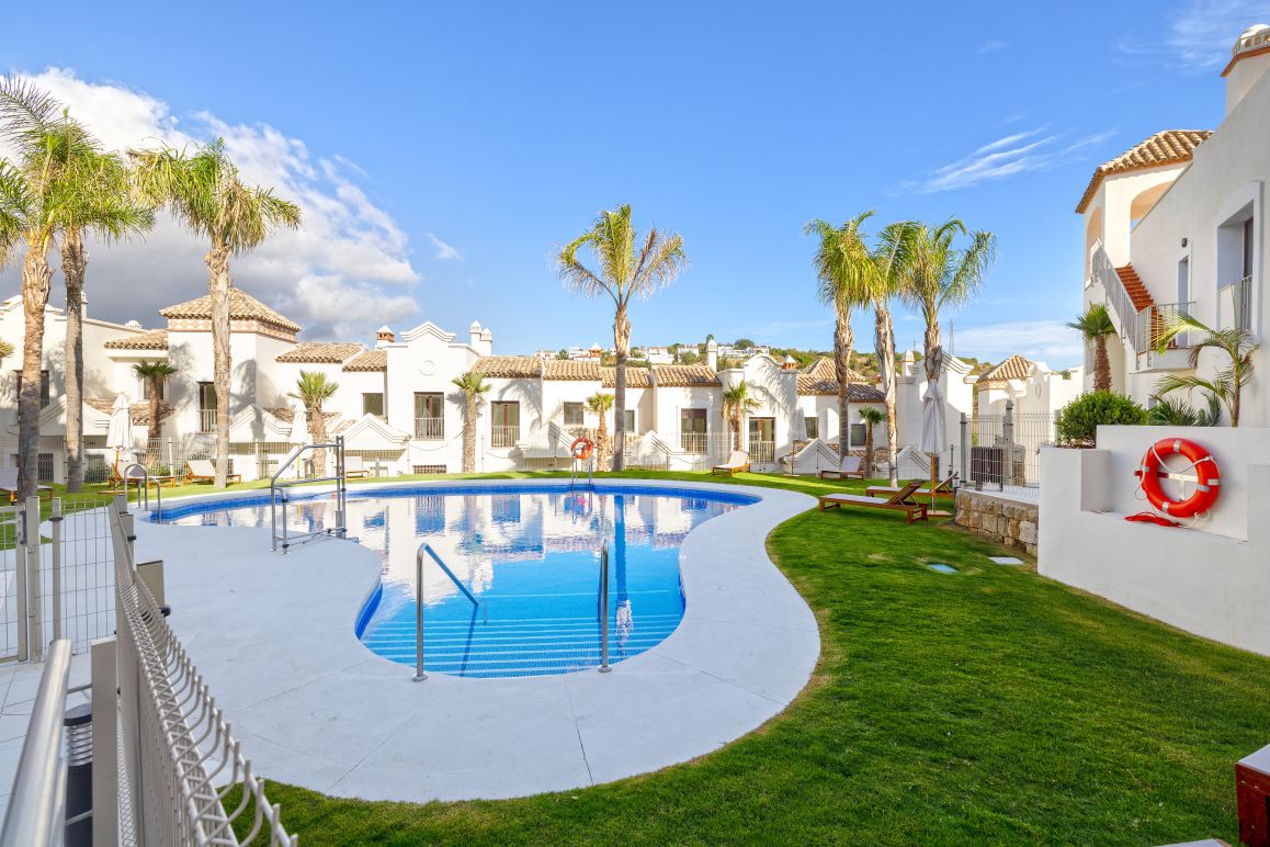 Moderne Reihenhaus Erste Golflinie mit Solarium im Westen von Estepona