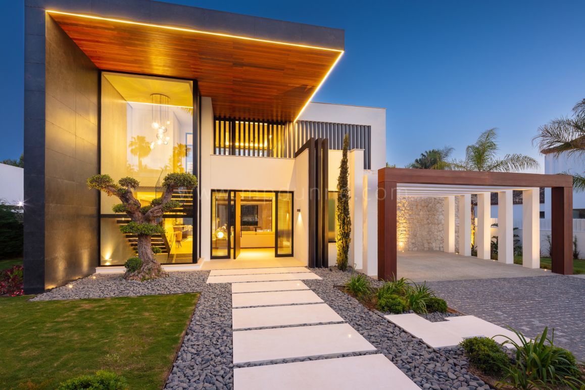 Moderne Fünf-Zimmer-Villa mit beheiztem Pool zwischen Las Brisas und Aloha Golf