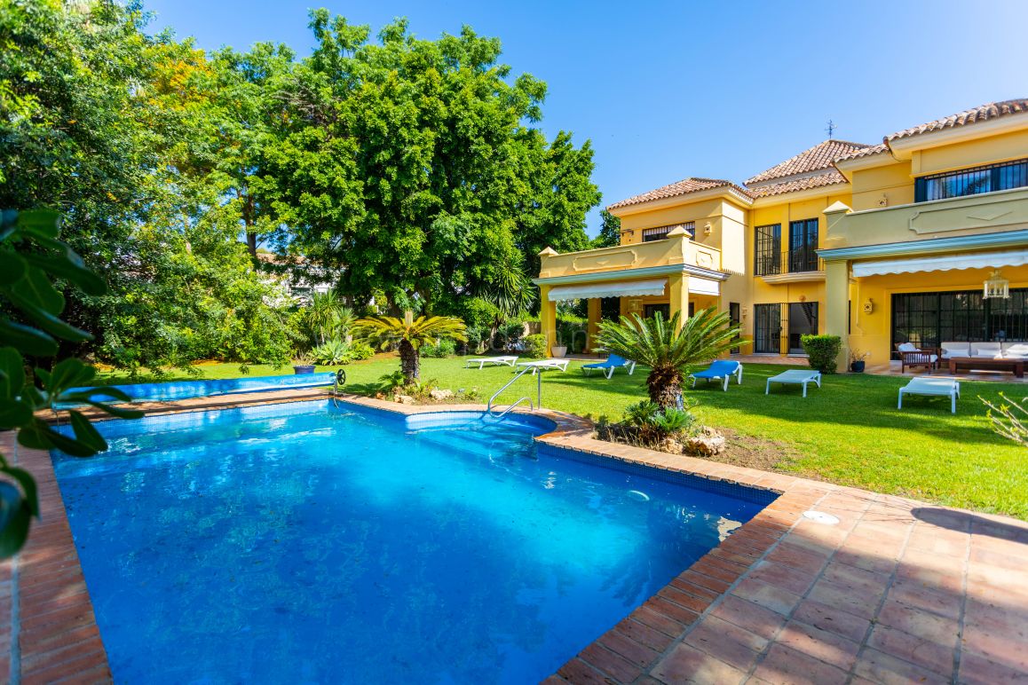 Preciosa Villa Familiar junto a la Playa, Guadalmina Baja