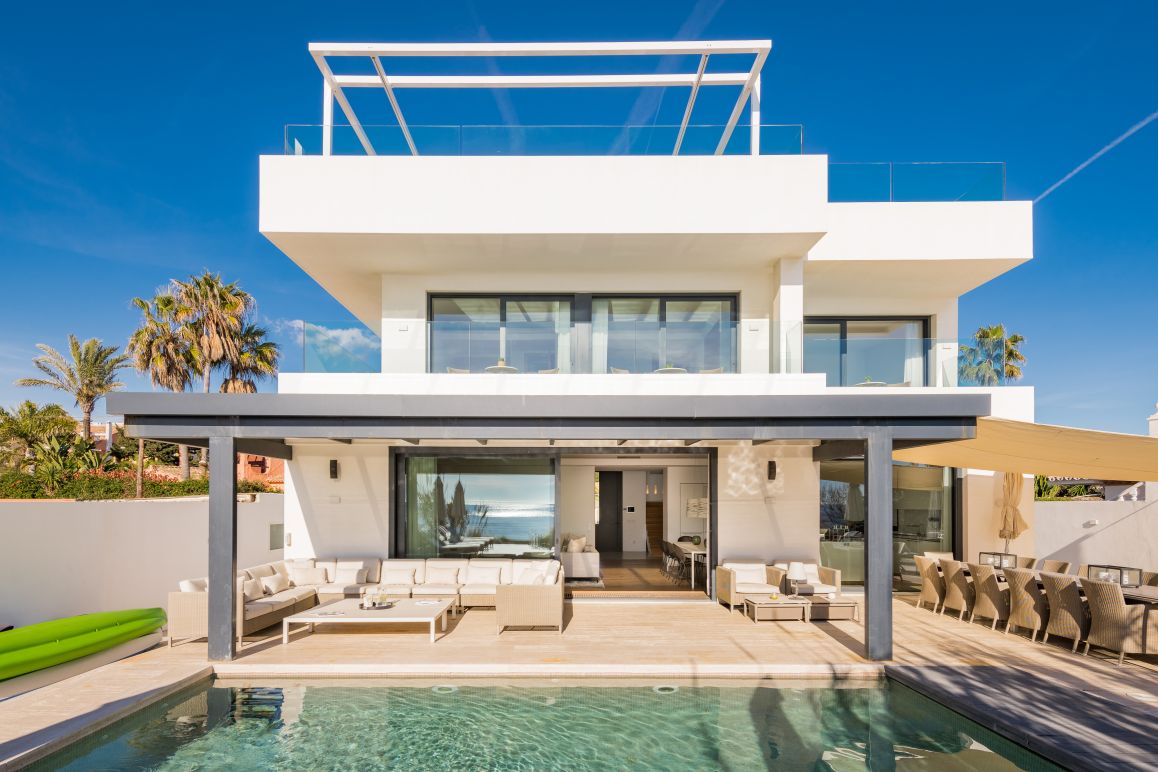 Villa en Primera Línea con Acceso Directo al Mar en Costabella, Marbella Este