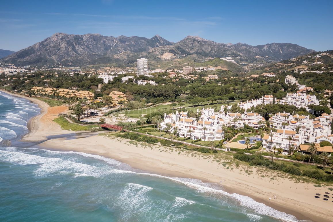 Apartamento en Primera Línea de Playa en Los Monteros Palm Beach, Marbella Este