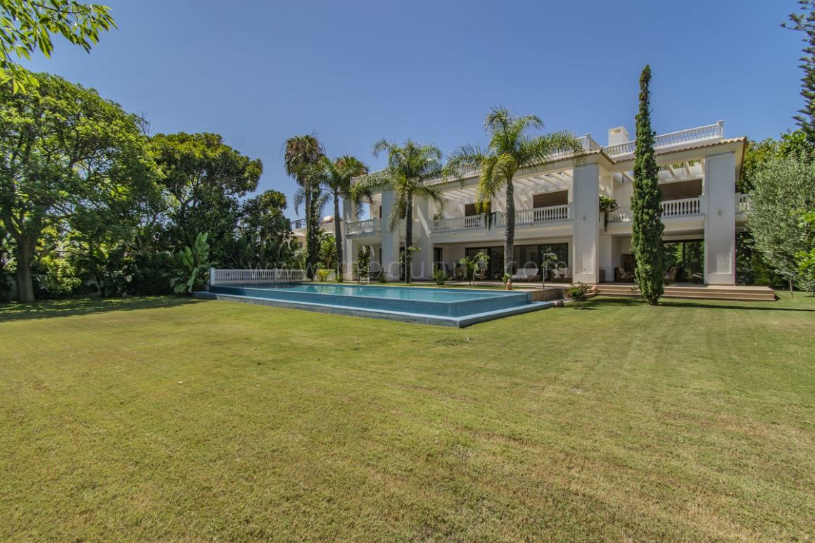 Villa de Lujo junto a la Playa en Guadalmina Baja