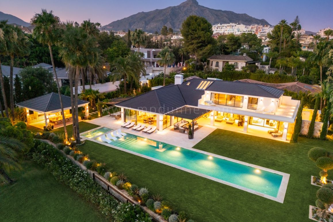 Villa de Golf de Lujo en Primera Línea en Nueva Andalucía
