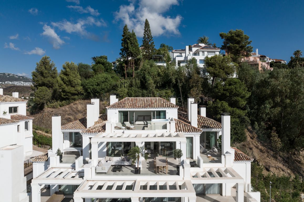 Duplex Penthouse with Sea and Mountain Views in Nueva Andalucia.