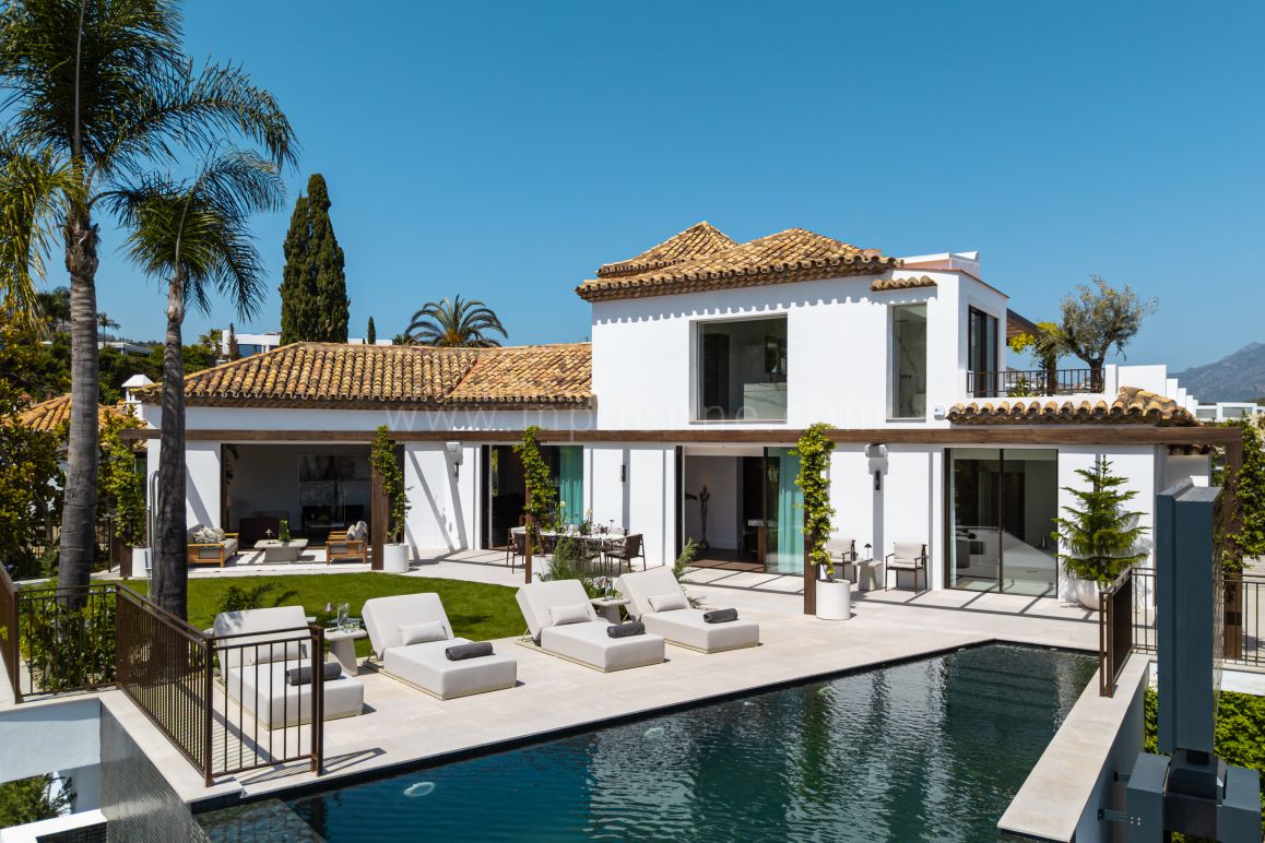 Villa clásica en primera línea de golf en Nueva Andalucía
