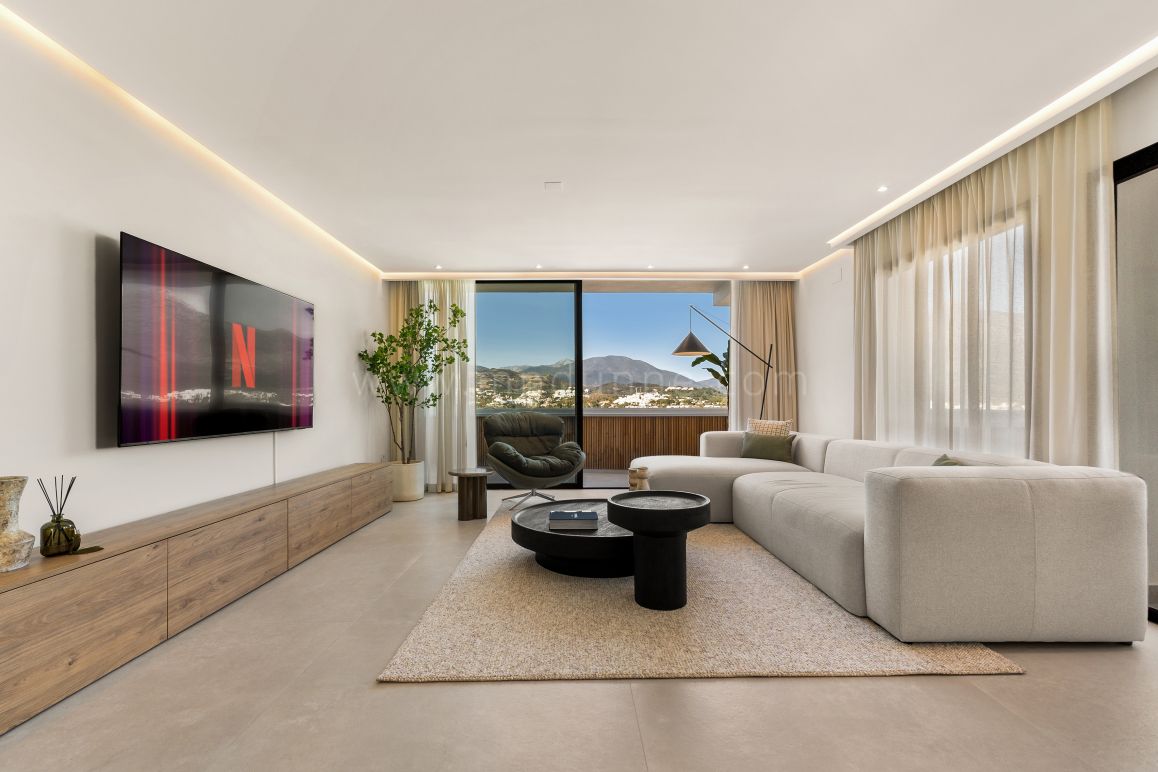 Renoviertes Penthouse mit Meer- und Bergblick