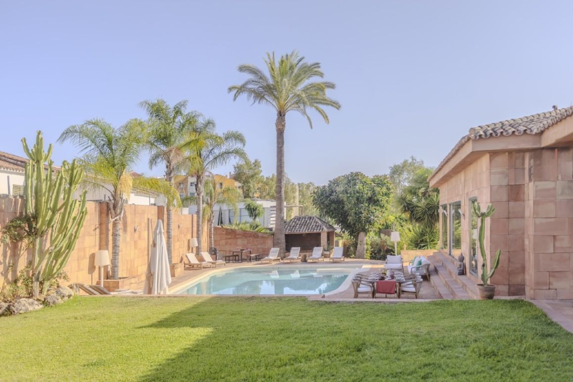 Villa rénovée de style ibizien proche du golf et de la plage