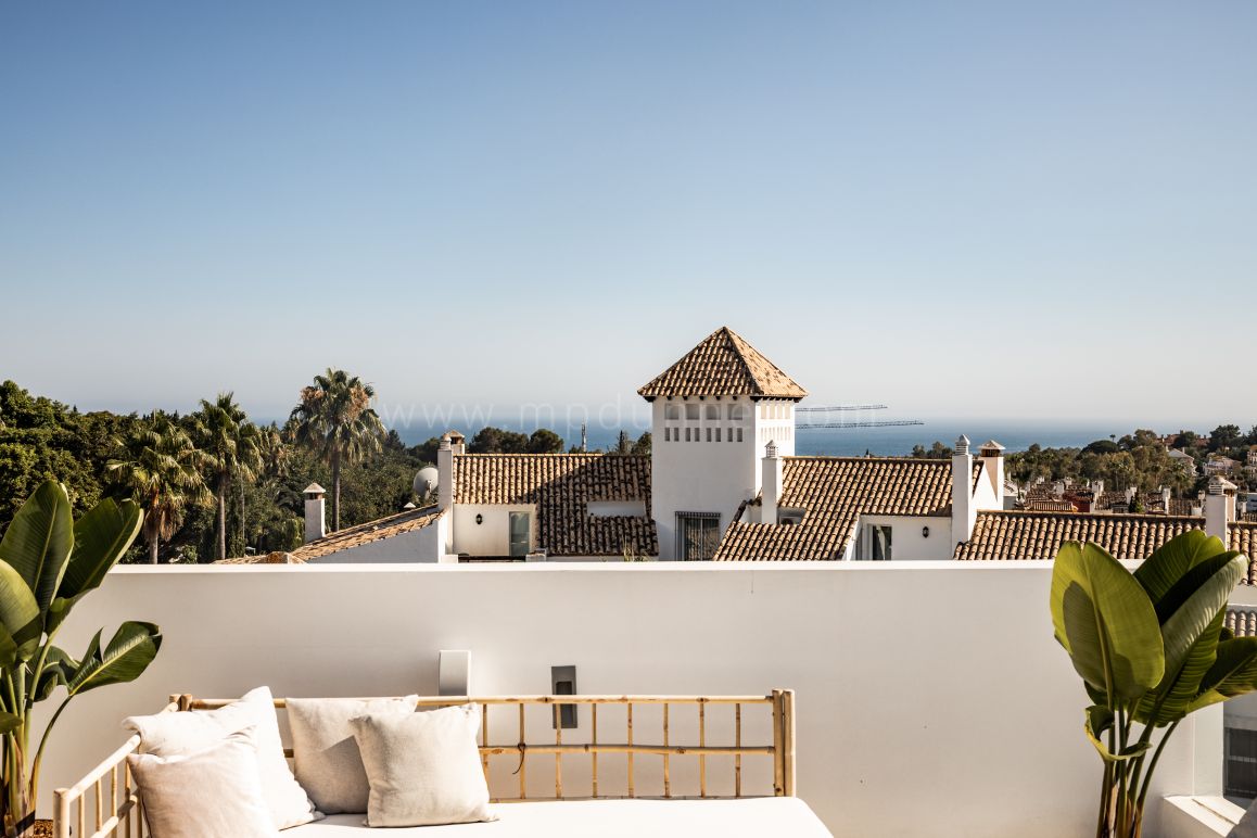 Villa junto a la playa con vistas al mar y montaña en la Milla de Oro