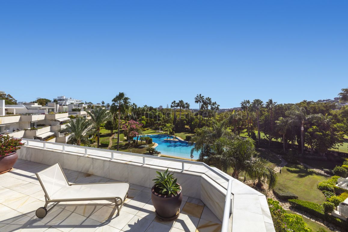 Corner duplex penthouse in Los Granados Golf