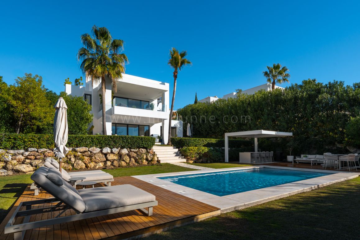 Sechs-Zimmer-Villa mit Solarium in Nueva Andalucía, Marbella