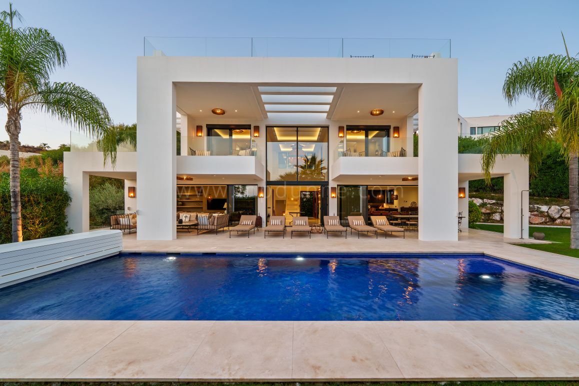 Moderne Villa mit Panoramablick auf das Golf Tal in Nueva Andalucía