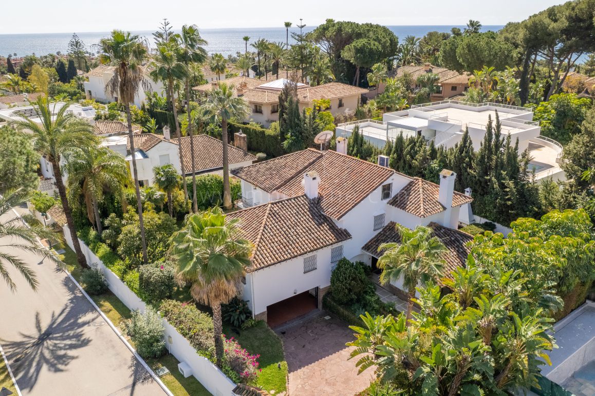 Strandnahe Villa mit Renovierungspotenzial in Los Monteros, Marbella