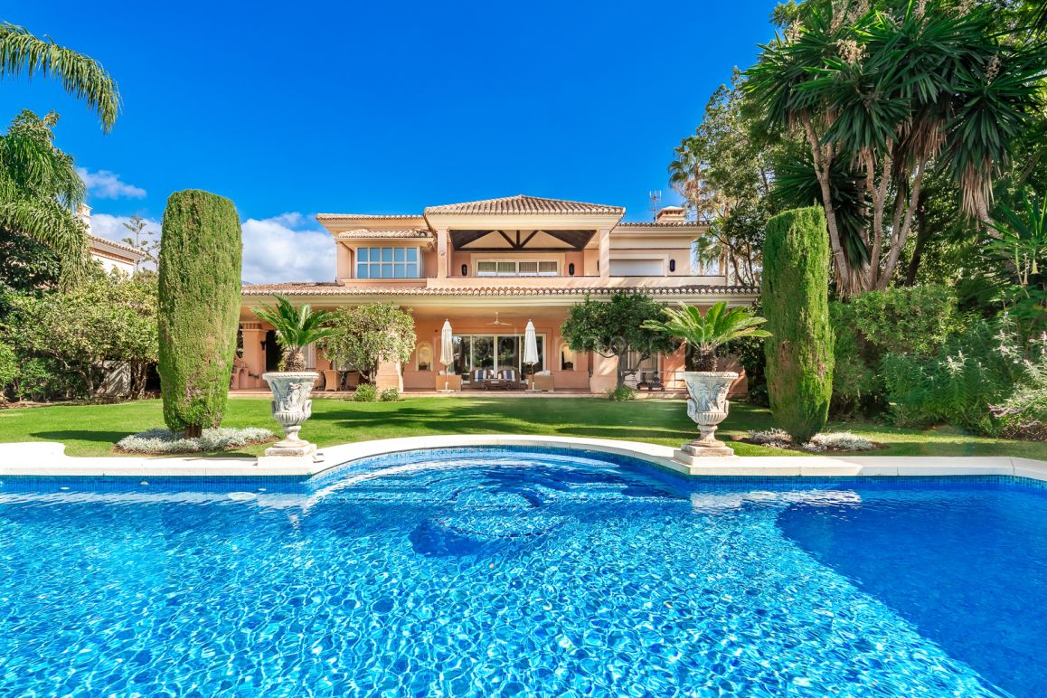 Villa andalouse élégante avec jardin à Nueva Andalucía