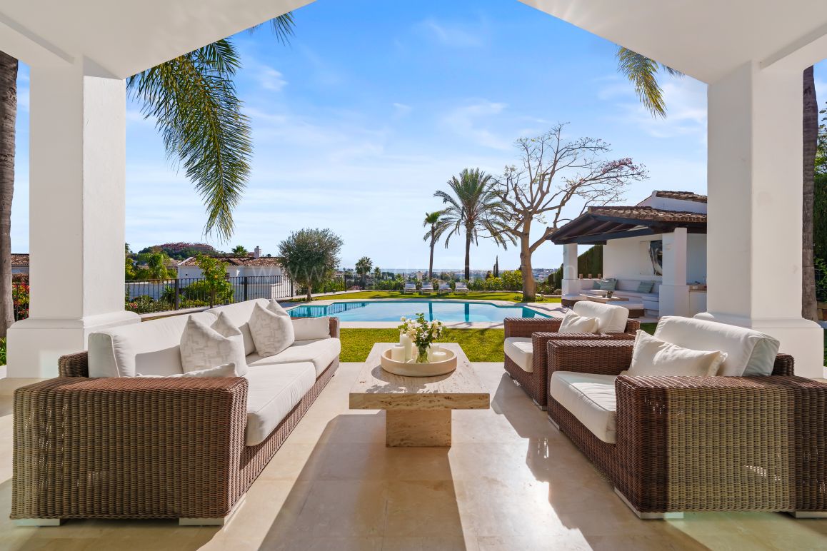 Villa moderna con vistas panorámicas al mar en Nueva Andalucía