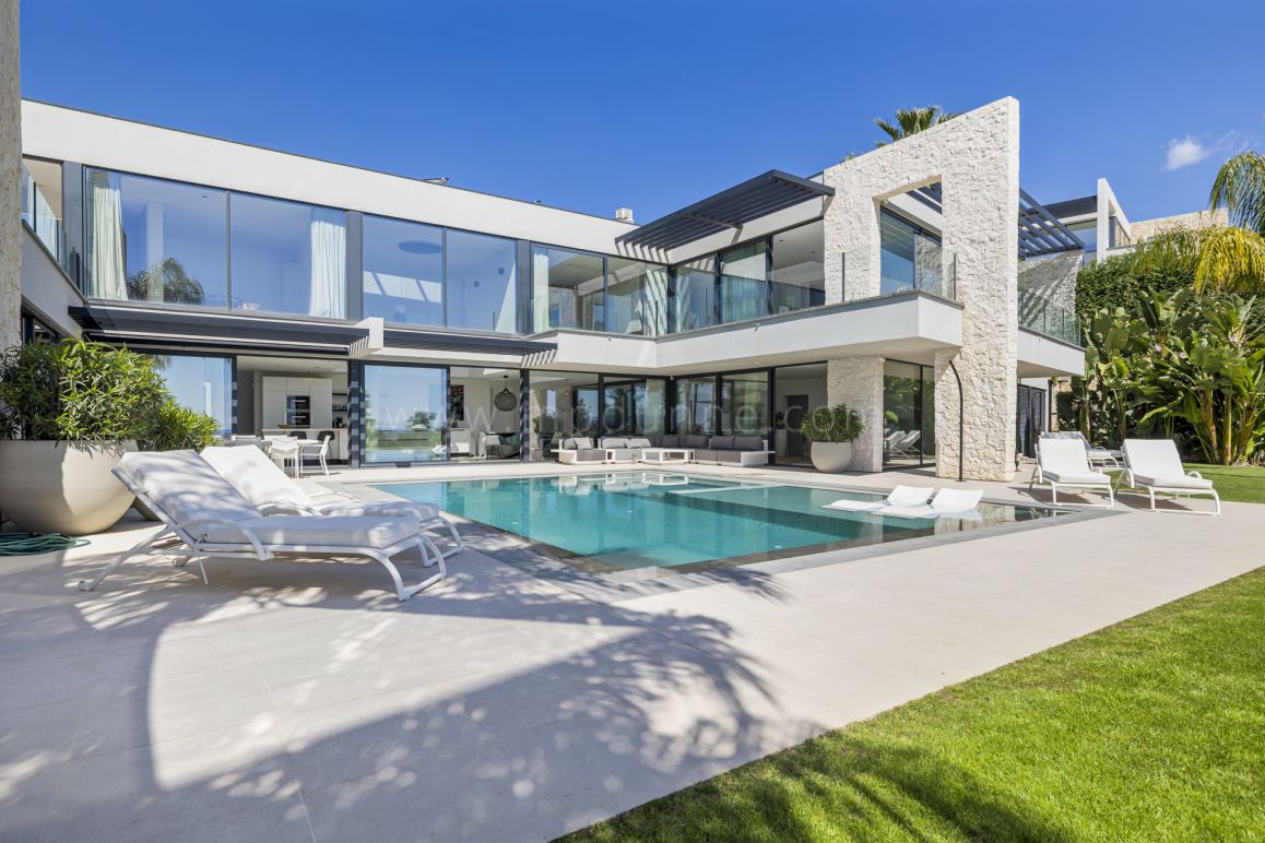 Frontline Golf Villa with Sea Views in La Alquería, Benahavís