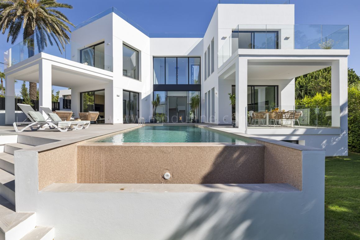 Villa Contemporánea en Marbesa Cerca de la Playa
