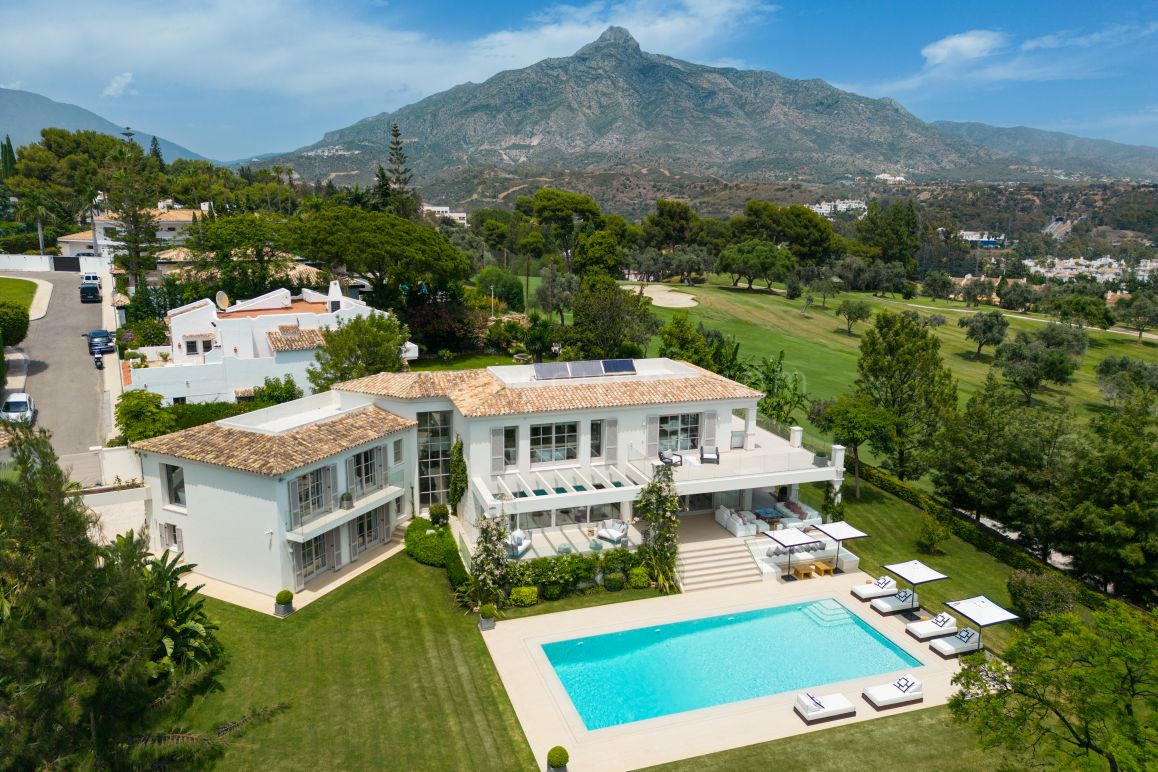 Villa de golf en primera línea con casa de invitados en Aloha, Marbella
