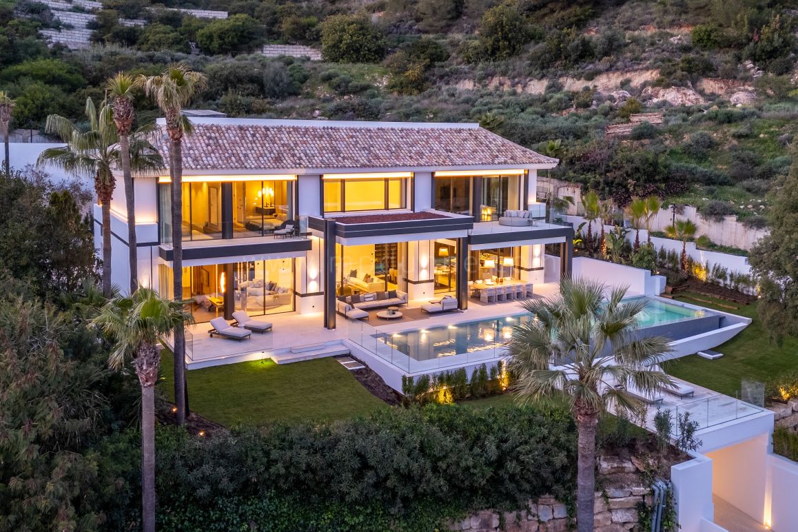 Luxury Villa with Panoramic Sea Views in Cascada de Camoján